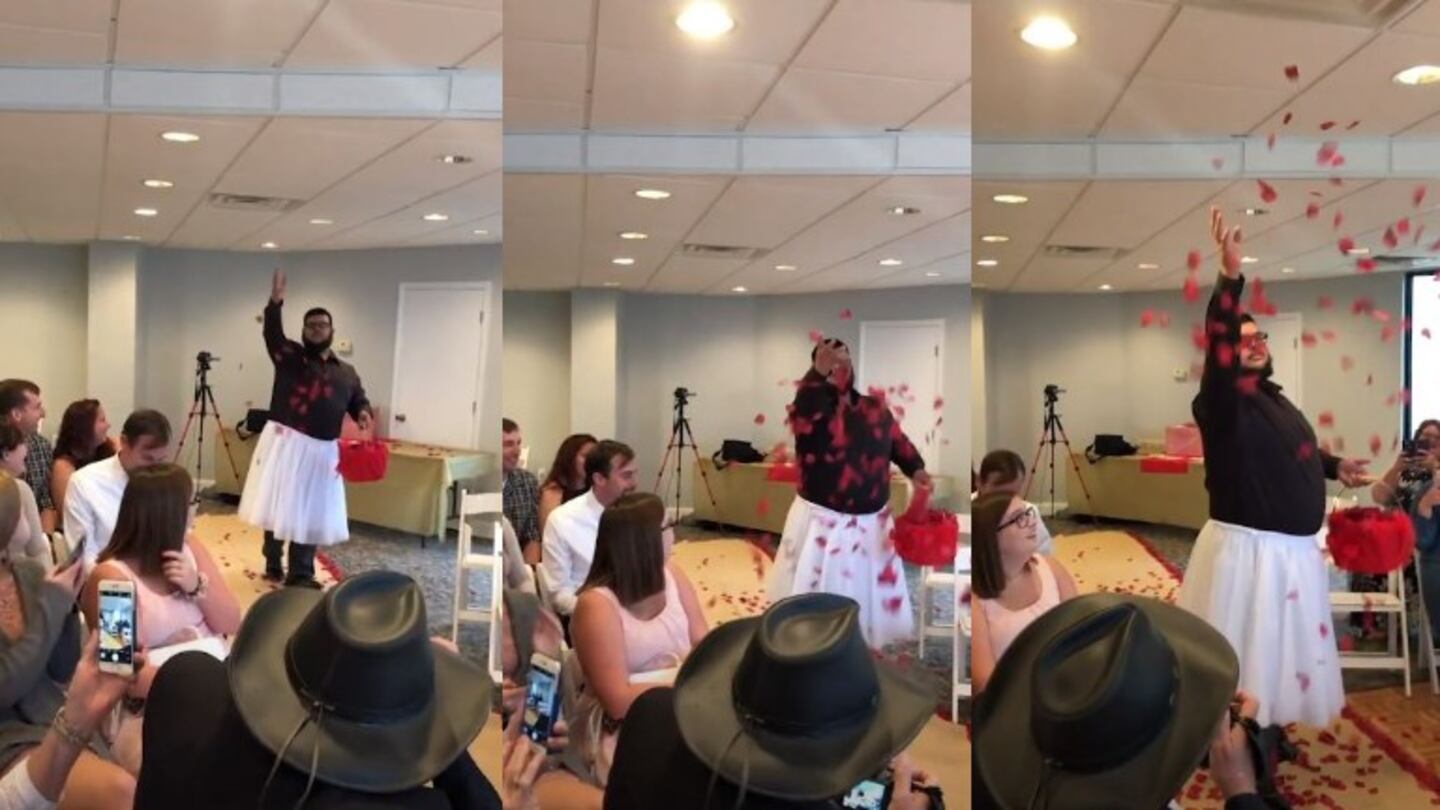 El hermano del novio sorprende llevando tutú y arrojando pétalos de flores en la boda de su hermano