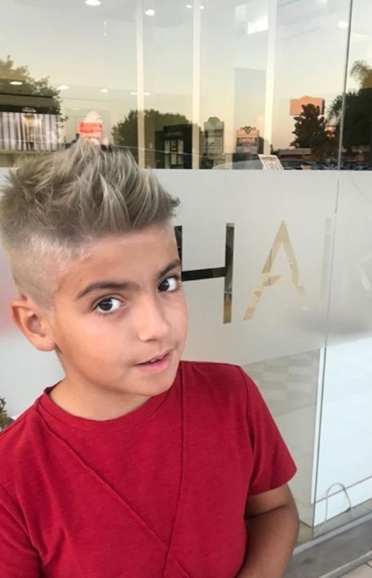 El hijo de Gianinna Maradona y el Kun Agüero se tiñó el pelo de gris como su papá: el back del cambio de look