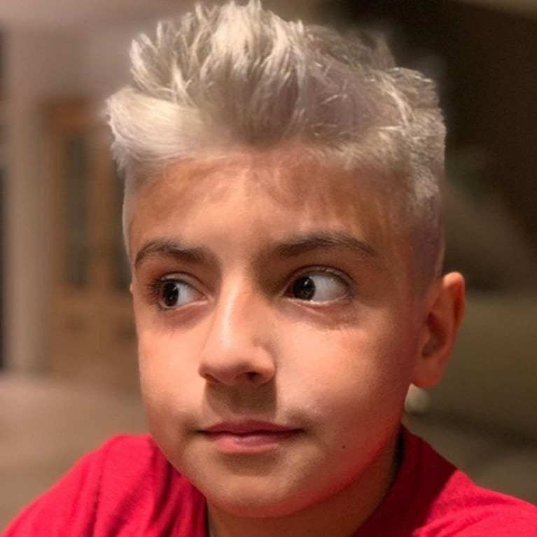 El hijo de Gianinna Maradona y el Kun Agüero se tiñó el pelo de gris como su papá: el back del cambio de look