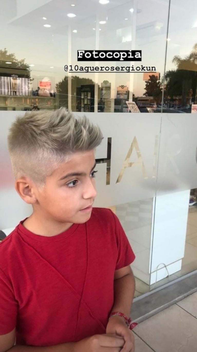 El hijo de Gianinna Maradona y el Kun Agüero se tiñó el pelo de gris como su papá: el back del cambio de look