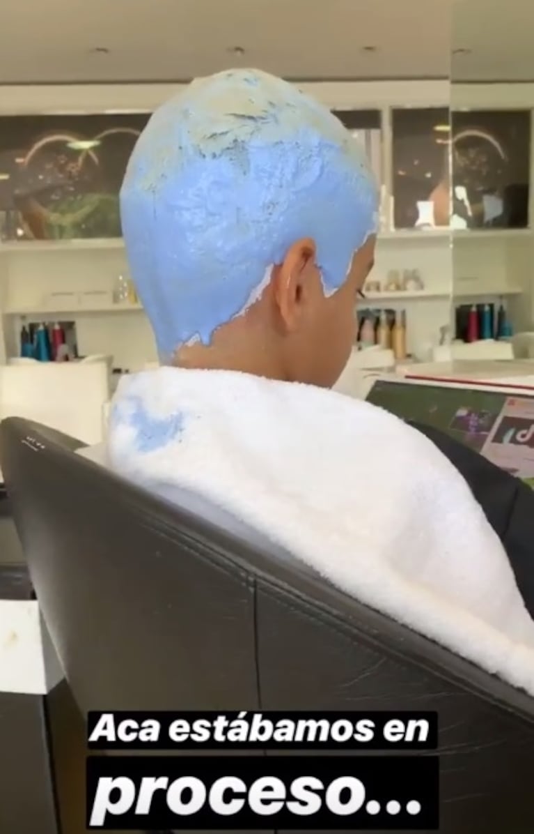 El hijo de Gianinna Maradona y el Kun Agüero se tiñó el pelo de gris como su papá: el back del cambio de look