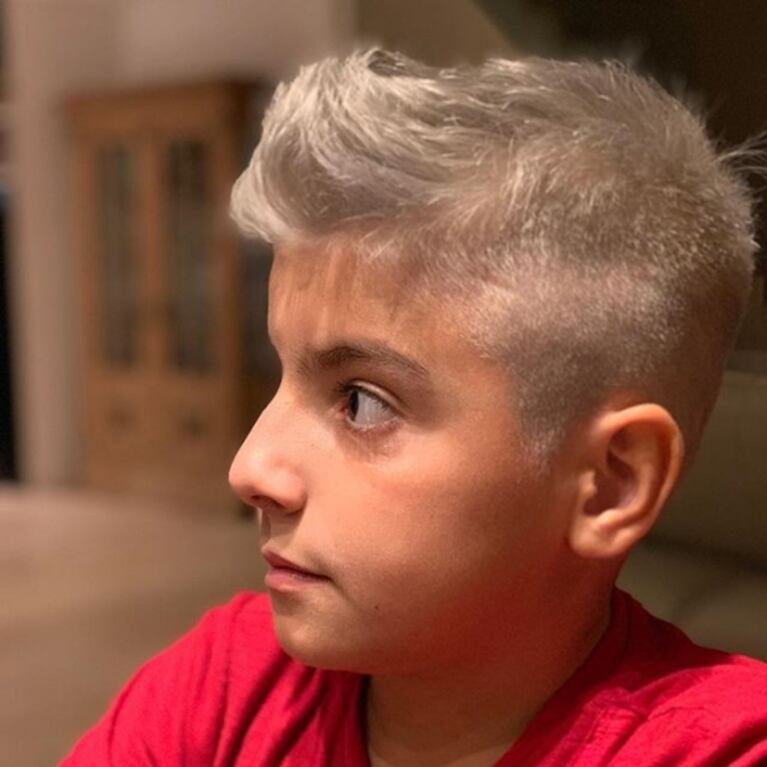 El hijo de Gianinna Maradona y el Kun Agüero se tiñó el pelo de gris como su papá: el back del cambio de look