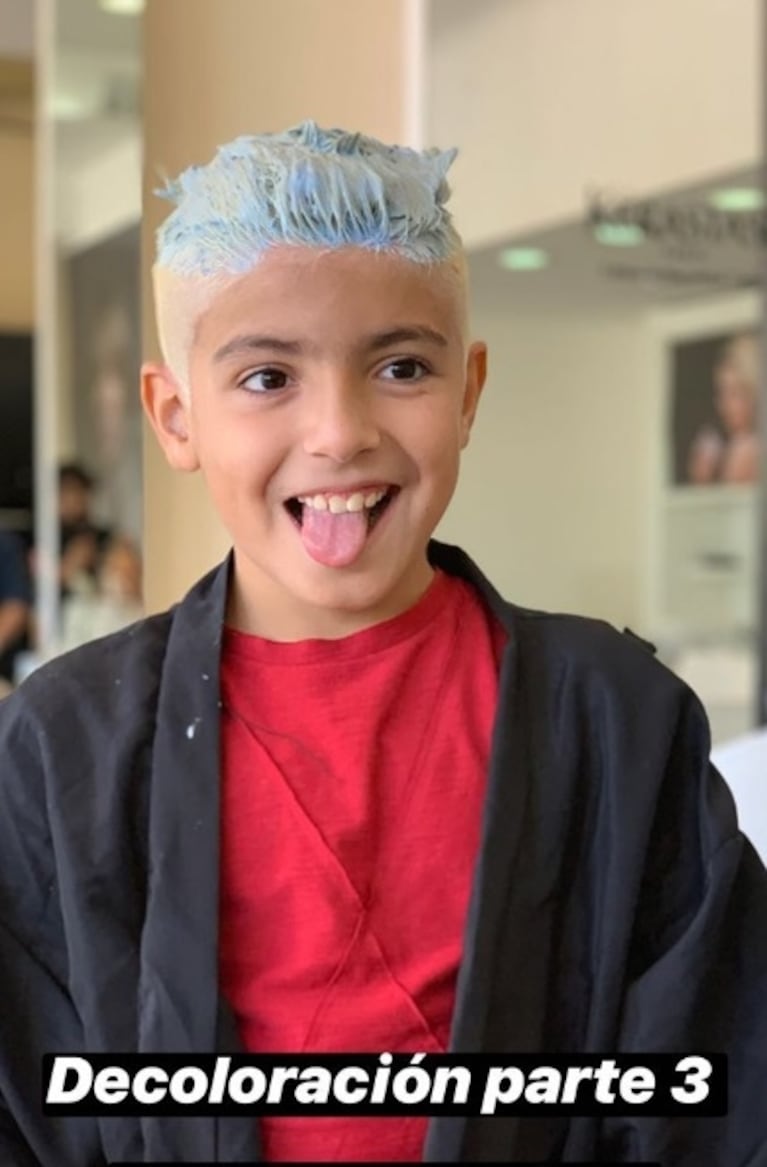 El hijo de Gianinna Maradona y el Kun Agüero se tiñó el pelo de gris como su papá: el back del cambio de look