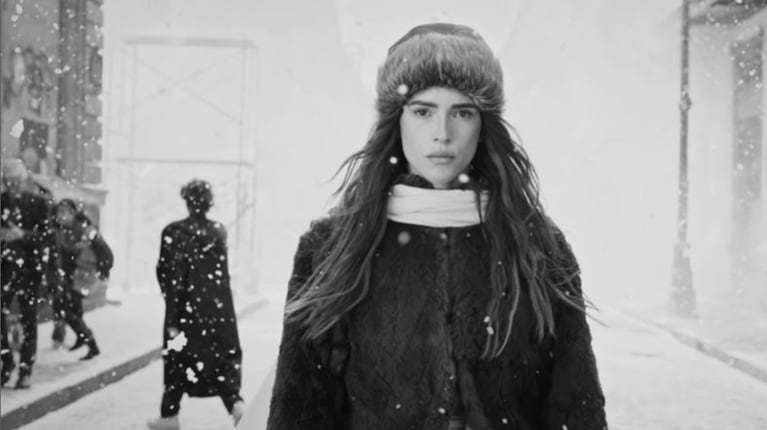 "El honor más grande. Ser dirigida por mi padre. Y poder interpretar sus letras", escribió Adria Arjona en su Instagram. Foto: captura YouTube.