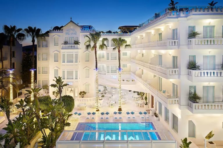 El Hotel MiM Ibiza con su icónica fachada de estilo art déco