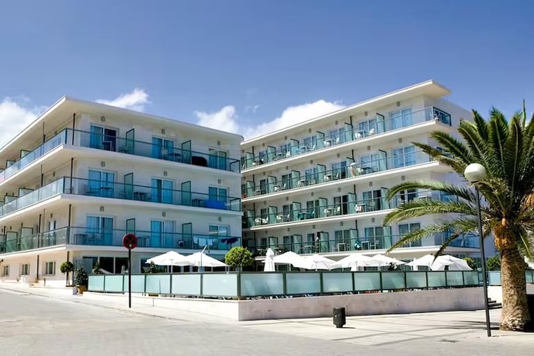 El Hotel MiM Mallorca se alza a metros del mar con una fachada sobria y líneas limpias, tras una reforma integral que lo transformó en un hotel exclusivo para adultos
MIM Hotels