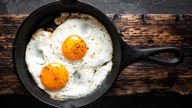 El huevo frito, un alimento presente en la dieta de Javier Bardem. Foto: Adobe Stock