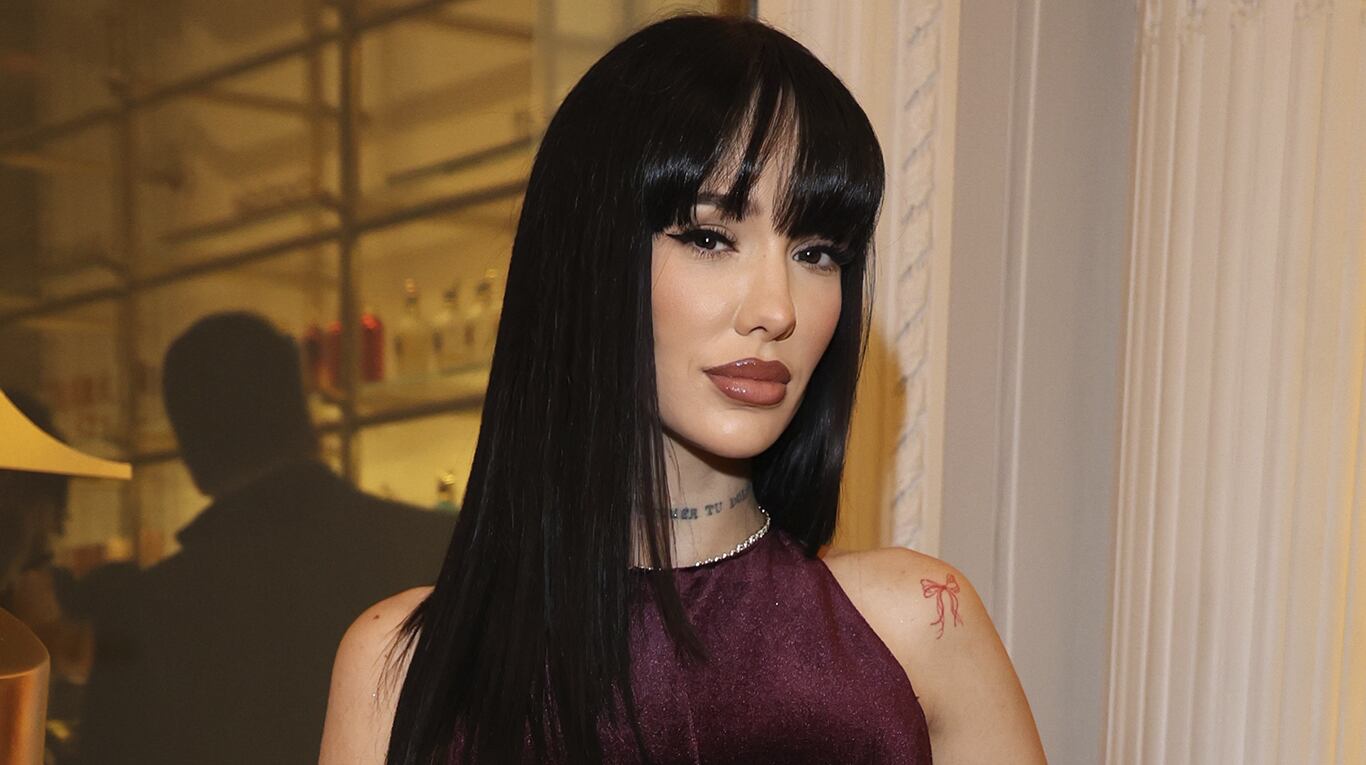 El impactante look de La Joaqui en un evento privado: lució un vestido de terciopelo en tono bordeaux