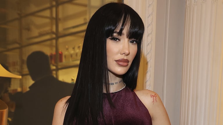 El impactante look de La Joaqui en un evento privado: lució un vestido de terciopelo en tono bordeaux