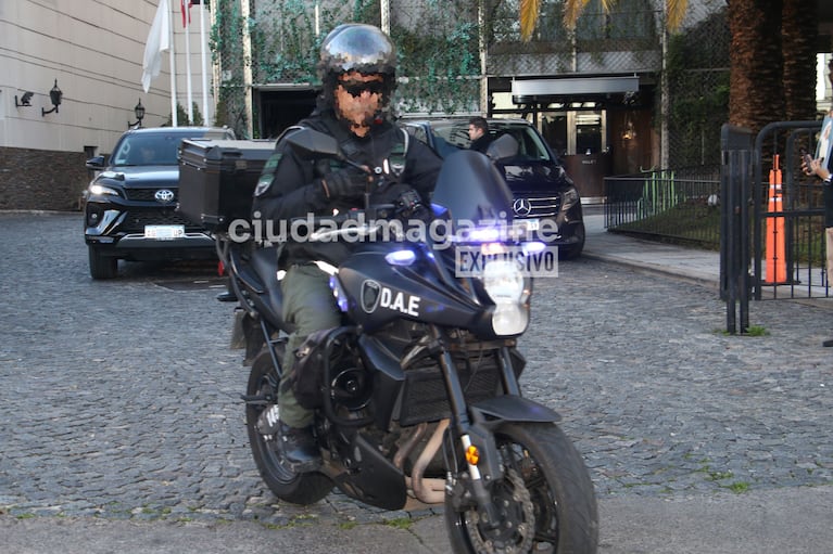 El impresionante operativo de seguridad para trasladar a la Rosalía al estadio donde dará su primer show en Buenos Aires (Foto: Movilpress).