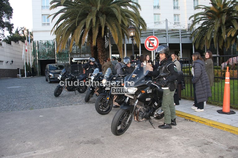 El impresionante operativo de seguridad para trasladar a la Rosalía al estadio donde dará su primer show en Buenos Aires (Foto: Movilpress).