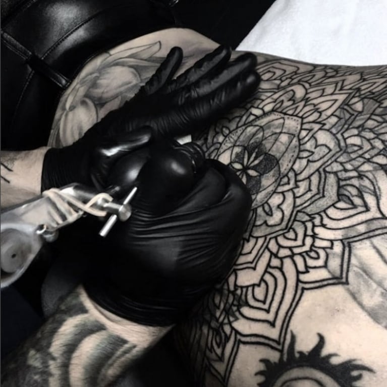 El impresionante tatuaje full back cover up que Marianela Mirra se hizo en su espalda