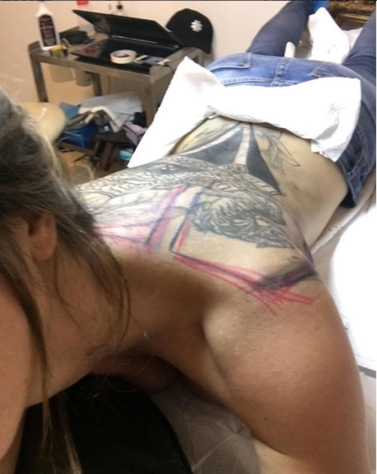 El impresionante tatuaje full back cover up que Marianela Mirra se hizo en su espalda