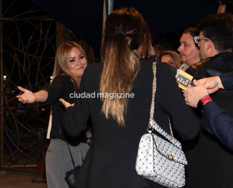 El incómodo abrazo entre Karina la Princesita y Charlotte Caniggia en la función de prensa del Circo del Ánima