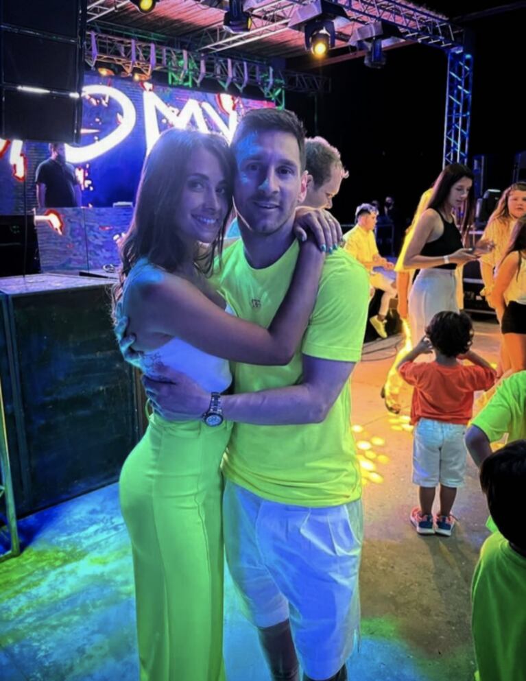 El increíble look de Lionel Messi, Antonela Roccuzzo y sus hijos: verde fluorescente para pasear por Rosario