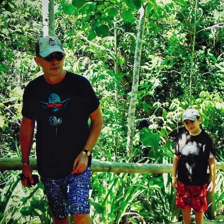 El Indio Solari en vacaciones con su hijo