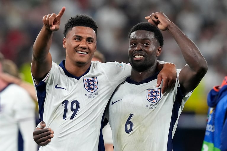 El inglés Ollie Watkins celebra con su compañero Marc Guehi tras ganar el duelo de semifinal ante Holanda en la Euro 2024 el miércoles 10 de julio del 2024. (AP Foto/Frank Augstein)