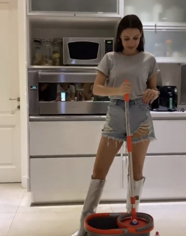 El insólito look súper glam de Pampita para limpiar su casa: botas plateadas y mini short cintura altísima