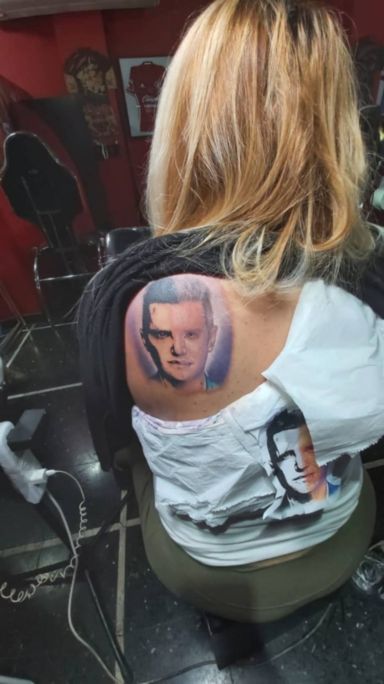 El insólito tatuaje de Claudia Fasolo, la locutora de Santiago del Moro: se hizo la cara del conductor en la espalda