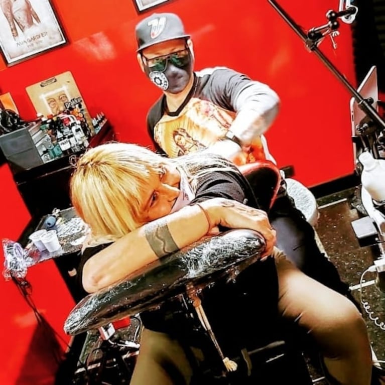 El insólito tatuaje de Claudia Fasolo, la locutora de Santiago del Moro: se hizo la cara del conductor en la espalda