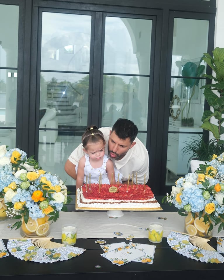 El íntimo cumpleaños del Kun Agüero en Miami junto a Sofía Calzetti y su hija Olivia (Foto de Instagram)
