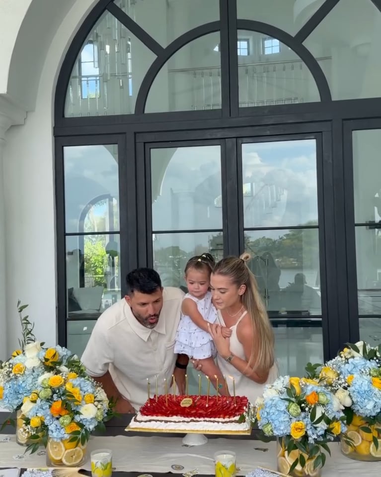 El íntimo cumpleaños del Kun Agüero en Miami junto a Sofía Calzetti y su hija Olivia (Foto de Instagram)