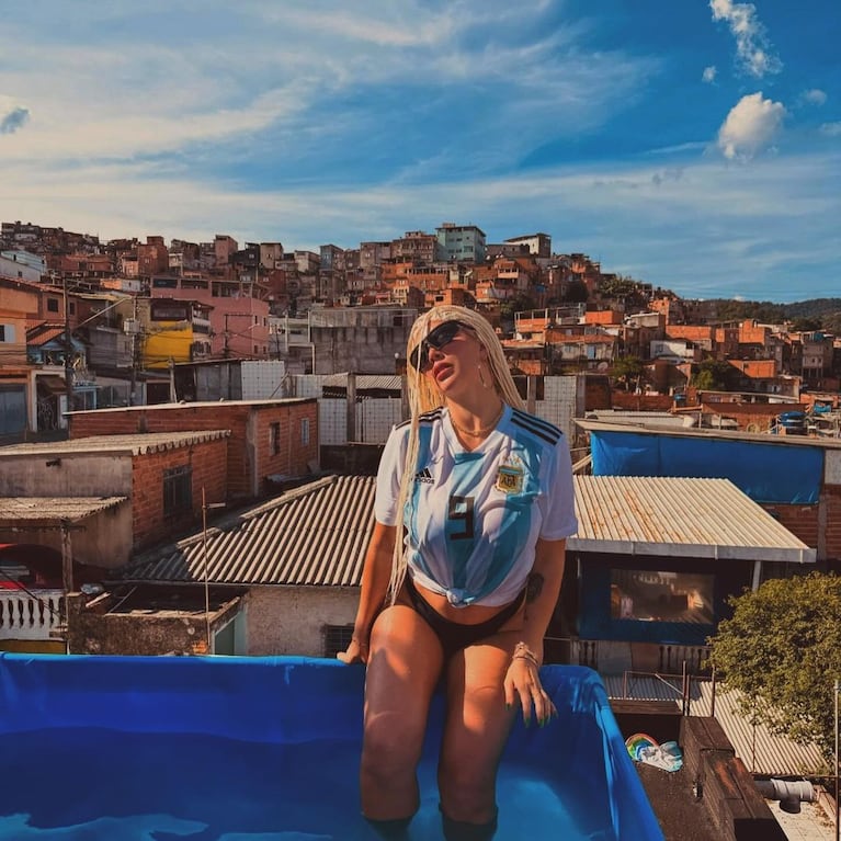 El jugado look de Wanda Nara con la camiseta de argentina. (Foto: Instagram/@wanda_nara)