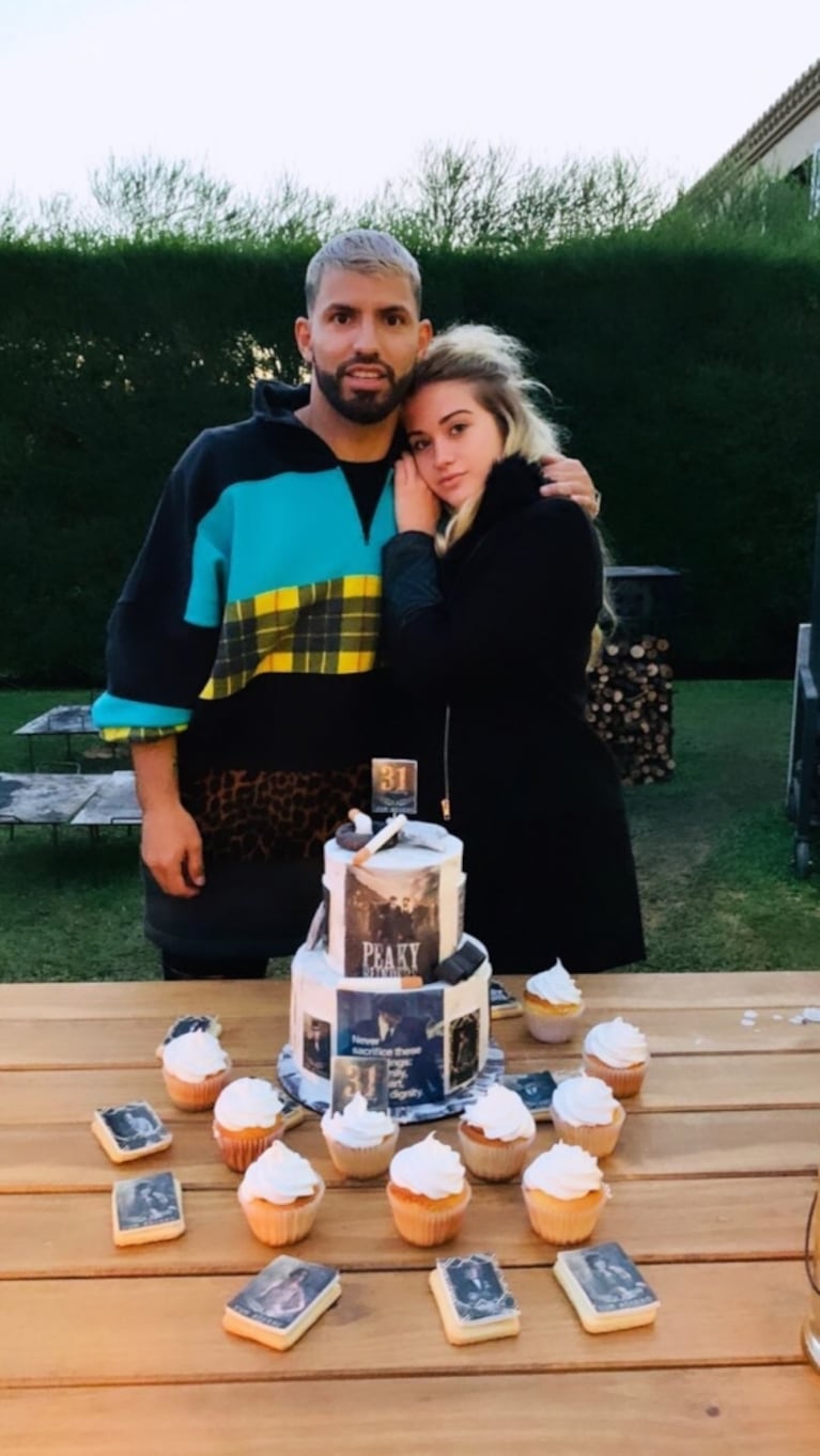 El Kun Agüero celebró su cumpleaños junto a Sofía Calzetti: torta súper original y romántica dedicatoria