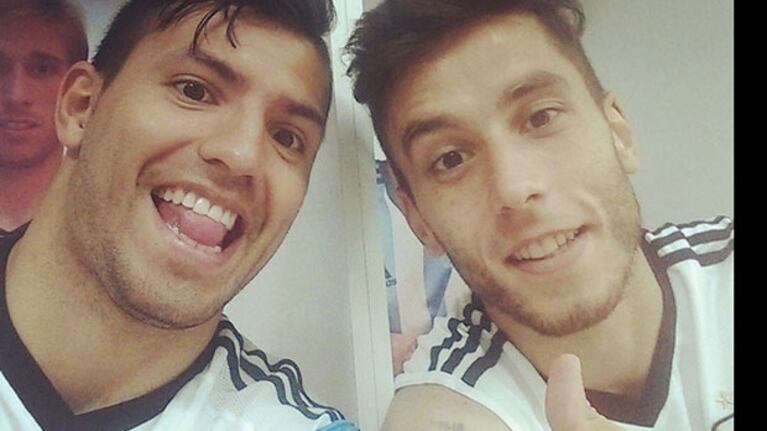 El Kun Agüero con Ricky Alvarez. (Foto: Twitter @aguerosergiokun)