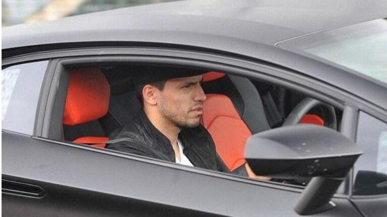 El Kun Agüero con su nuevo chiche. (Foto: Web)