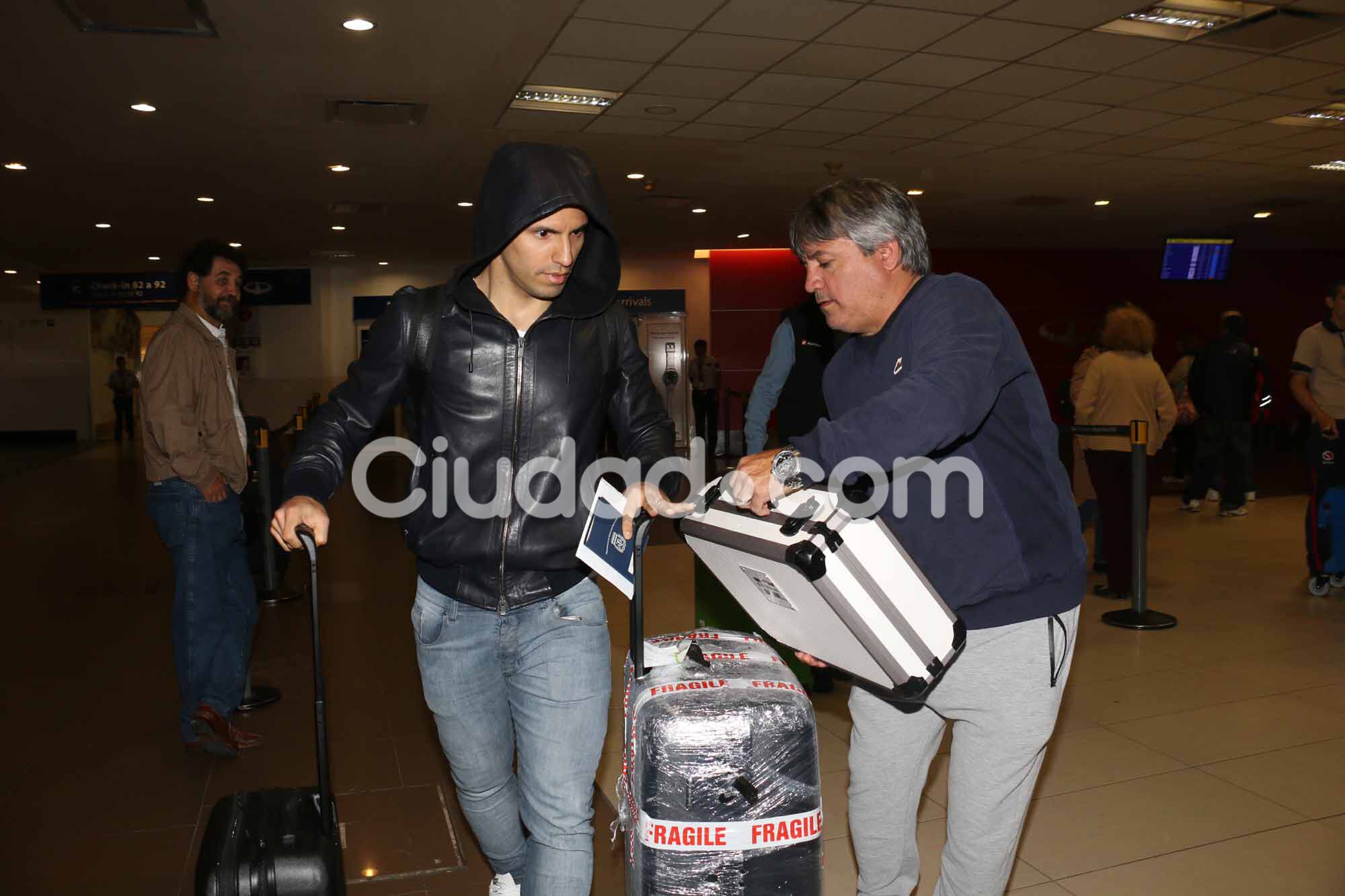El Kun Agüero, junto a su papá Leonel. Foto: Movilpress-Ciudad.com.