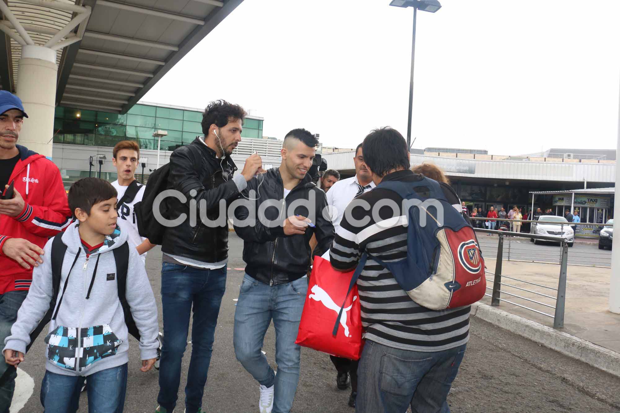 El Kun Agüero también llegó a Ezeiza. Foto: Movilpress-Ciudad.com.