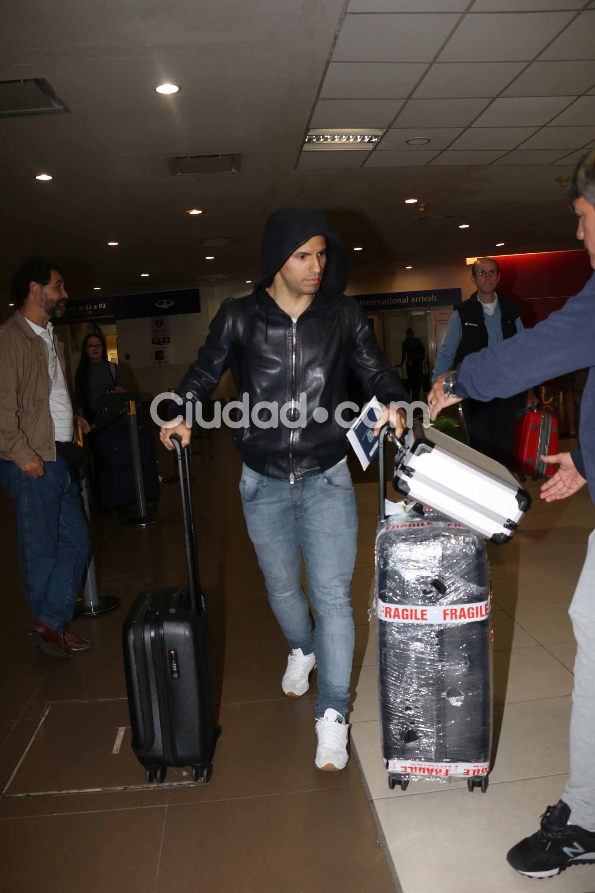 El Kun Agüero también llegó a Ezeiza. Foto: Movilpress-Ciudad.com.