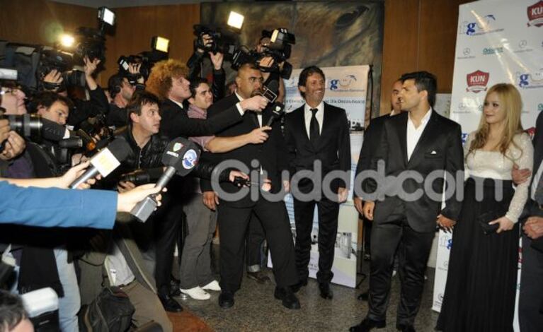 El Kun Agüero y Karina, fueron juntos a la gala (Foto: Jennifer Rubio). 