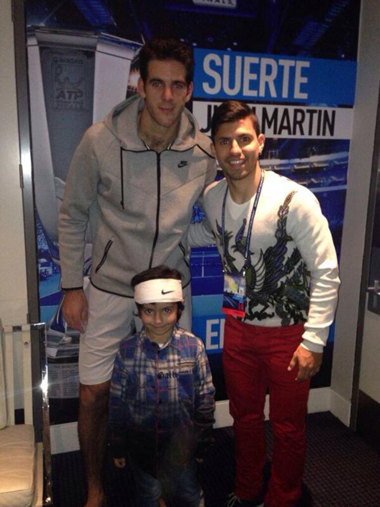 El Kun junto Agüero a Juan Martín Del Potro. (Foto: Twitter)