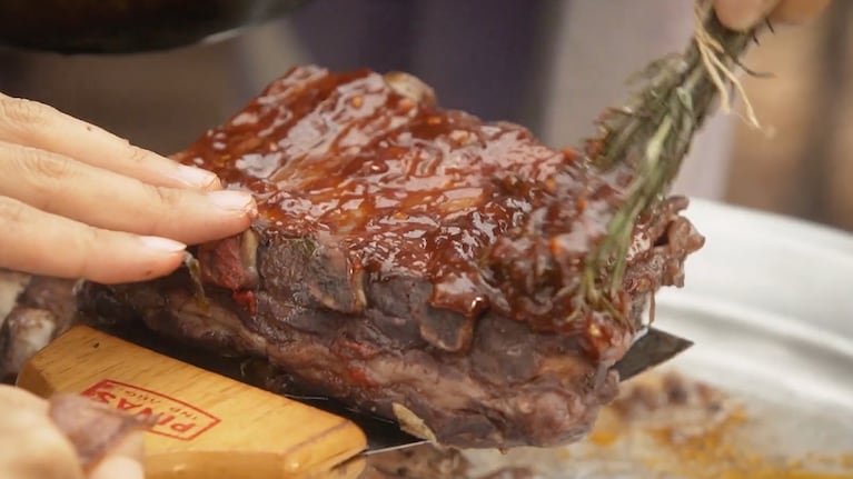 El laqueado de las Ribs de cerdo, un paso fundamental para lograr un buen sabor. Foto: Cucinare TV