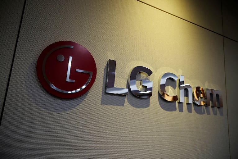 El LG Signature OLED R es un televisor con una pantalla OLED de 65 pulgadas que ofrece una resolución Ultra Alta Definición (UHD o 4K) y varias opciones de visualización.

