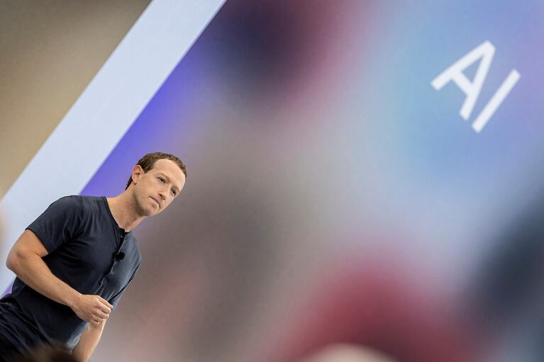 El líder de Meta, Mark Zuckerberg, aumentará la inversión en Inteligencia Artificial (IA), incluyendo la implementación de publicidad o contenido pagado en las interacciones con esta tecnología en sus plataformas.
