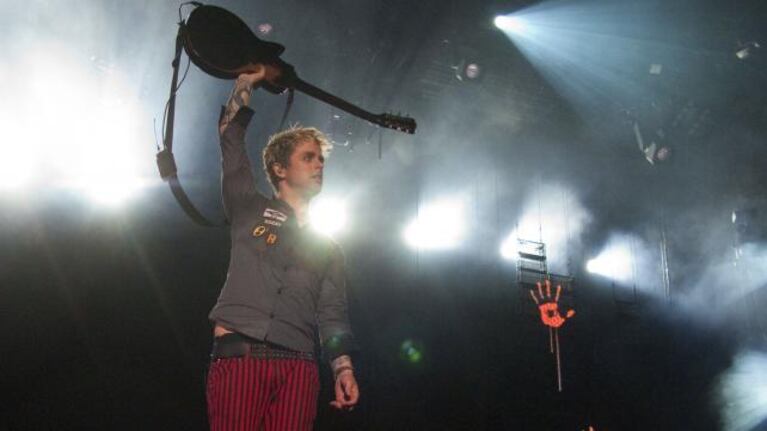 El líder Green Day regaló su guitarra a fan brasileño en el escenario