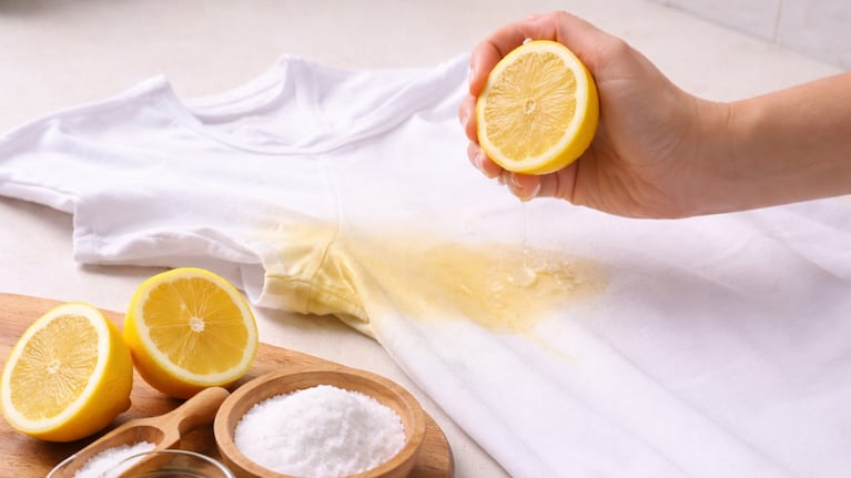 El limón se usa para limpiar más fácilmente las manchas de transpiración en la ropa. Foto: IA (ChatGPT)