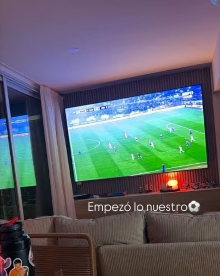El living de Morena Beltrán y Lucas Blondel, con un amplio televisor, cortinas de lino y sillones color beige

Fuente: Instagram