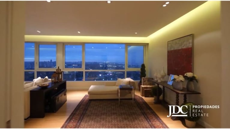 El living del departamento, con ventanales que dominan las vistas de la Ciudad. Crédito: JDC Propiedades Real Estate