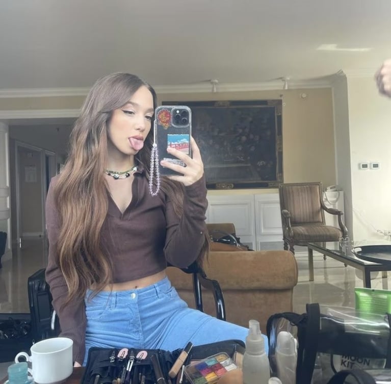 El living funciona como el corazón del departamento de Ángela Torres. Fuente: Instagram