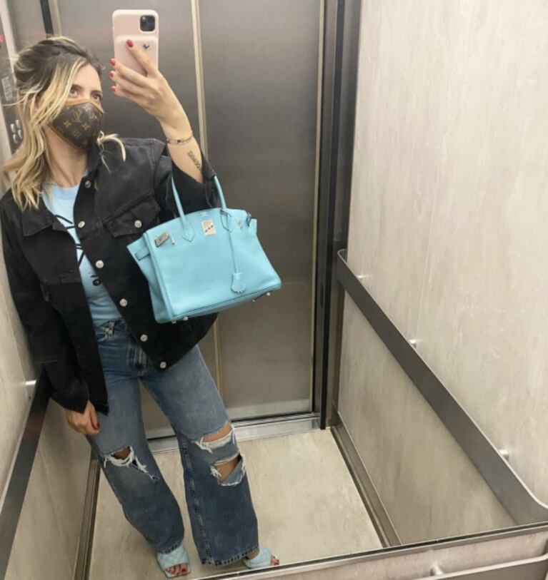 El llamativo look "anti-pandemia" de Wanda Nara: barbijo de marca top, raíces oscuras y accesorios cancheros
