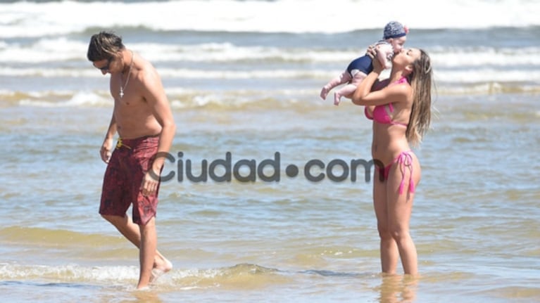 El lomazo de Floppy Tesouro a cuatro meses de ser mamá: bikini explosiva, sol y familia en Punta del Este