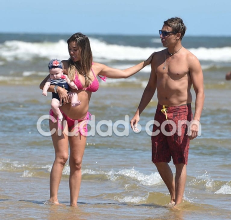 El lomazo de Floppy Tesouro a cuatro meses de ser mamá: bikini explosiva, sol y familia en Punta del Este