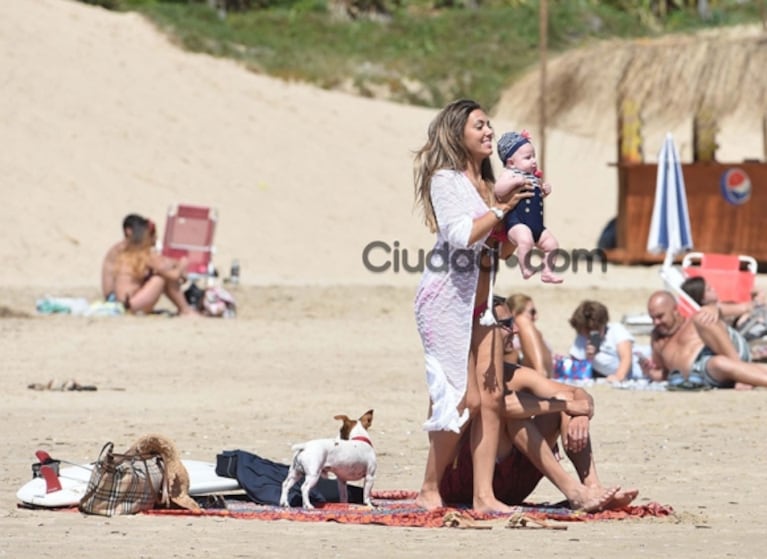 El lomazo de Floppy Tesouro a cuatro meses de ser mamá: bikini explosiva, sol y familia en Punta del Este