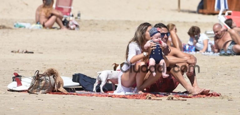 El lomazo de Floppy Tesouro a cuatro meses de ser mamá: bikini explosiva, sol y familia en Punta del Este