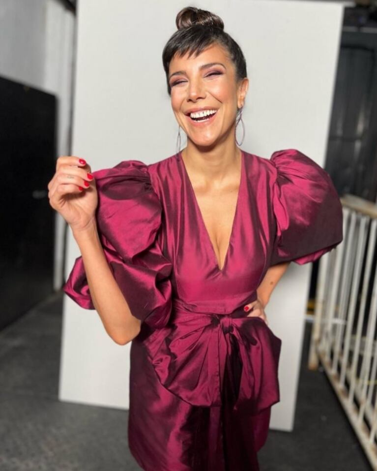 El look con el que Andrea Rincón impactó en Podemos Hablar: mini vestido fucsia y mangas extra grandes