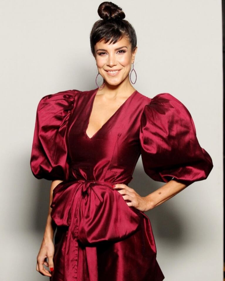 El look con el que Andrea Rincón impactó en Podemos Hablar: mini vestido fucsia y mangas extra grandes
